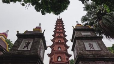 Eski bir pagoda yapısının yanından geçen turistler