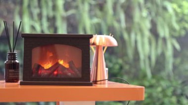 Alev yoğunluğu değişen elektrikli şömine.