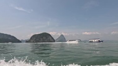 Resimli bir deniz manzarasında bir tekne seyahat eder..