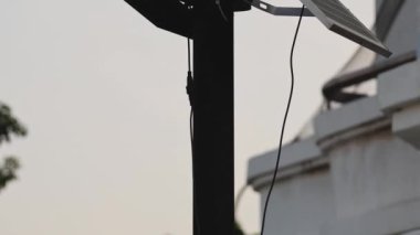 Bir güneş paneli açısının sıralı ayarlanması