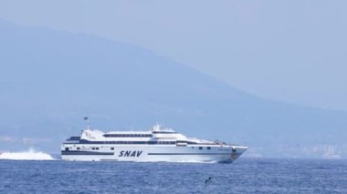 Feribot Sorrento yakınlarında denizi aşıyor.