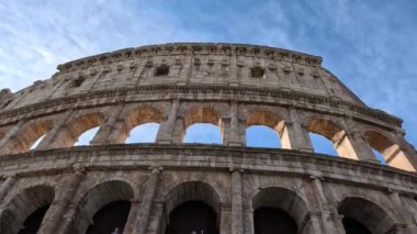 Zaman içinde Colosseum 'u gösteren bir dizi çerçeve