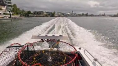 Sürat teknesi gezisi gösterişli şehir silüeti ve liman kenti