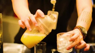 Sarı bir kokteyl hazırlıyorum.
