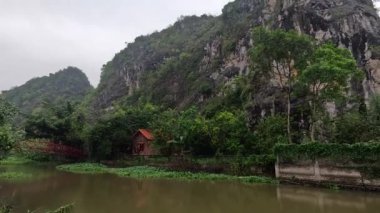 Bereketli yemyeşil nehir manzarası