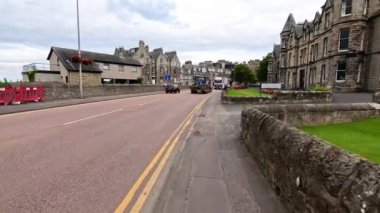 St. Andrews caddesinde ilerleyen araçlar