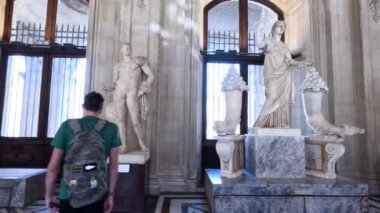 Louvre Müzesi, Paris 'te heykelleri izleyen insanlar.