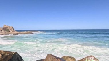 Nambucca Tepelerinde okyanus dalgaları kayalara çarpıyor