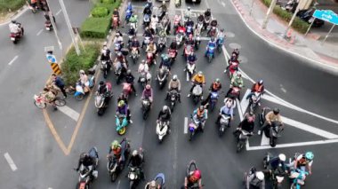 Motosikletler ve arabalar trafikte yol alırlar.