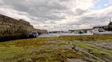 Tekne Fife, İskoçya 'daki iskeleye doğru ilerliyor.