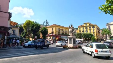 Araçlar ve yayalar Sorrento kavşağında.