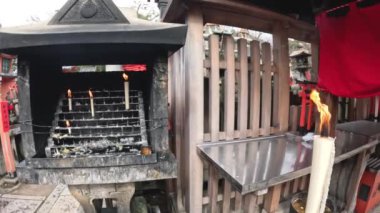 Bir tapınakta sıralı mum yakma