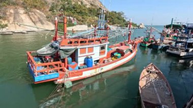 Dolu bir limana demirlemiş renkli balıkçı tekneleri