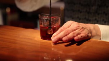 Bir barmenin içki karıştırma sırası.