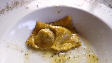 Peynir soslu tek parça ravioli.