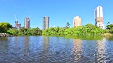 Şehir manzaralı bir nehir gezisi.