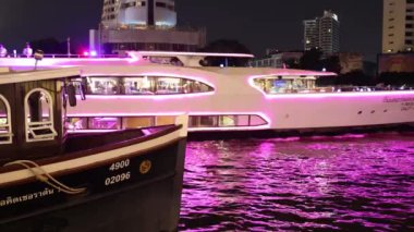 Canlı şehir arkaplanlı, gece vakti nehir turu