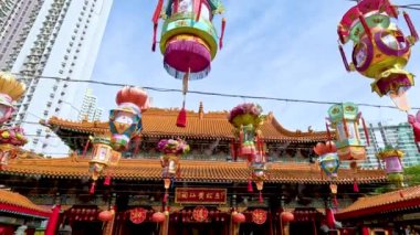 Renkli fenerler hareketli bir tapınak sahnesini süslüyor.