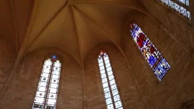 Saint Sacerdos Katedrali 'nin içinde lekeli cam pencereler