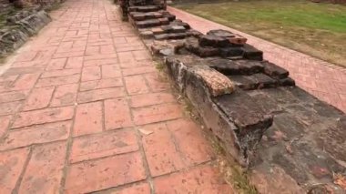 Tarihi tuğla yolu boyunca sabit bir ilerleme