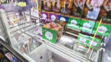 Pençe makinesinden ödül kazanmaya çalışan biri.