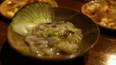 Salatalık garnitürlü Japon yemeğinin yakın çekimi.