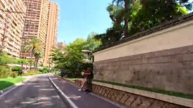 Manzaralı bir sokakta yürüyen insanlar