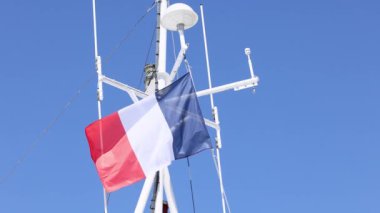 Geminin direğinde dalgalanan Fransız bayrağı