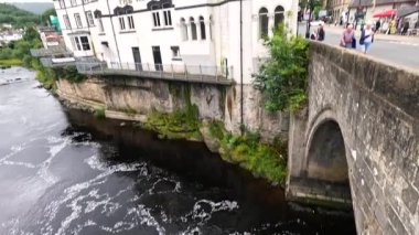 Köprü ve nehir kenarı binasının manzarası