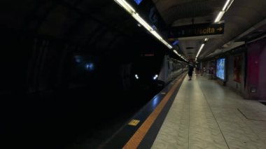 Yolcular Napoli istasyonundan metro trenine biniyor.