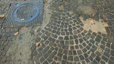 Düşmüş yapraklarla kaldırım taşı sokaklarında ayak sesleri.