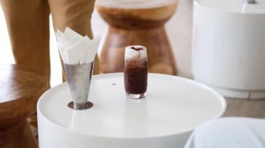 Düzenli aralıklarla içecekler masaya yerleştiriliyor