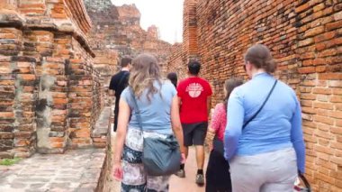 Grup tarihi tuğla kalıntıları arasında yürüyor