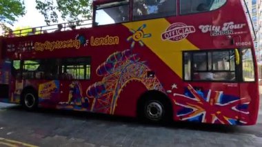 Londra sokaklarından geçen bir tur otobüsü