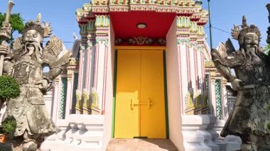 Tayland, Bangkok 'ta heykel ve tapınak girişi