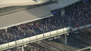 Melbourne tren istasyonunda büyük bir kalabalık