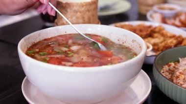 Bangkok restoranında lezzetli çorba servis ediliyor.