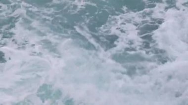 Bir dizi okyanus dalgası enerjiyle çarpıyor.