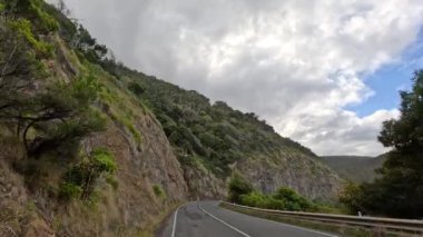 Kayalık uçurumları ve okyanus manzaralı dolambaçlı kıyı yolu