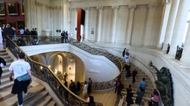 Yükselen ve alçalan insanlar büyük süslü bir merdiven