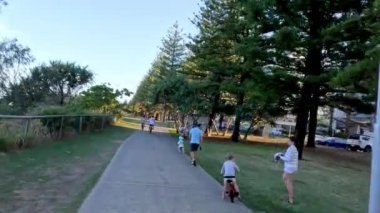 İnsanlar parkta sakin bir yürüyüşün keyfini çıkarıyorlar.