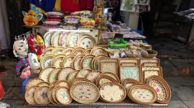 Hareketli bir pazarda çeşitli el sanatları sergileniyor