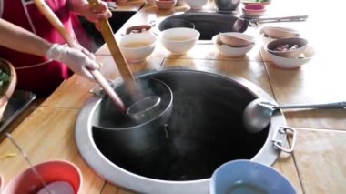 Şef geleneksel bir mutfakta erişte hazırlıyor.