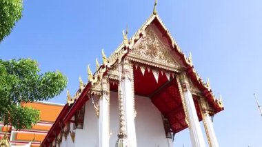 Turistler Bangkok 'taki süslü tapınak mimarisine hayran.