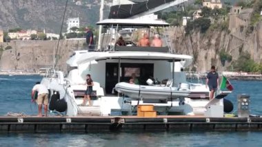 İtalya, Sorrento 'da bir yata yanaşan ekip.