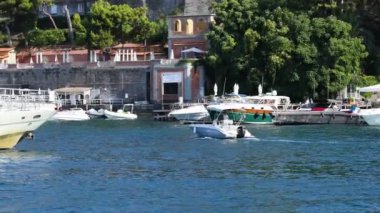 İtalya 'da Sorrento rıhtımına yakın hareket eden tekneler