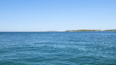 Uzak adalarla sakin okyanus manzarası