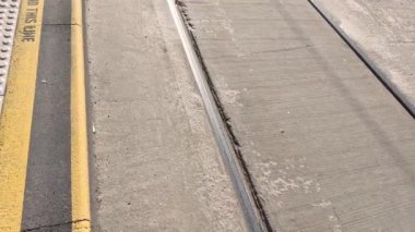 Güneşli bir günde boş tramvay yolları