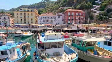 Renkli tekneler Sorrento iskelesine yanaştı