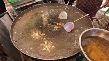 Yemek pişirme gösterisi beklenmedik bir patlamaya yol açar..